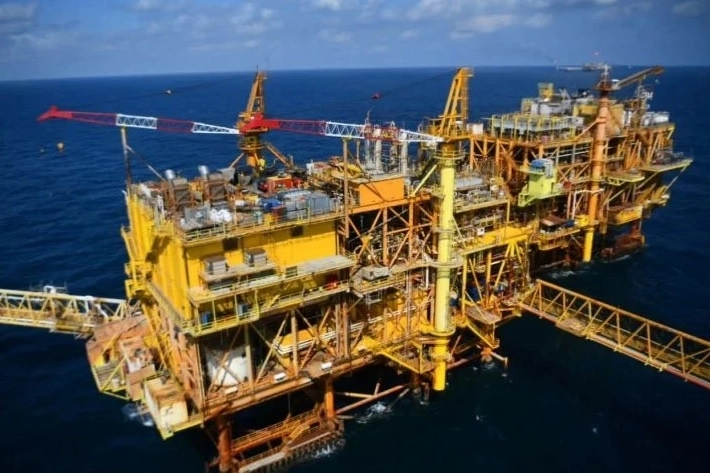 Los obreros informaron que el equipo de contraincendio de la plataforma tardó aproximadamente 30 minutos en controlar las llamas. Foto La Jornada Maya / archivo