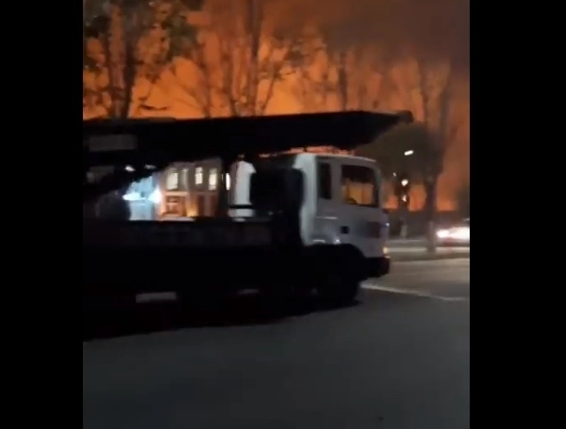 Videos difundidos en redes sociales muestran una gran columna de humo y llamas que se elevan hacia el cielo nocturno. Foto redes sociales

