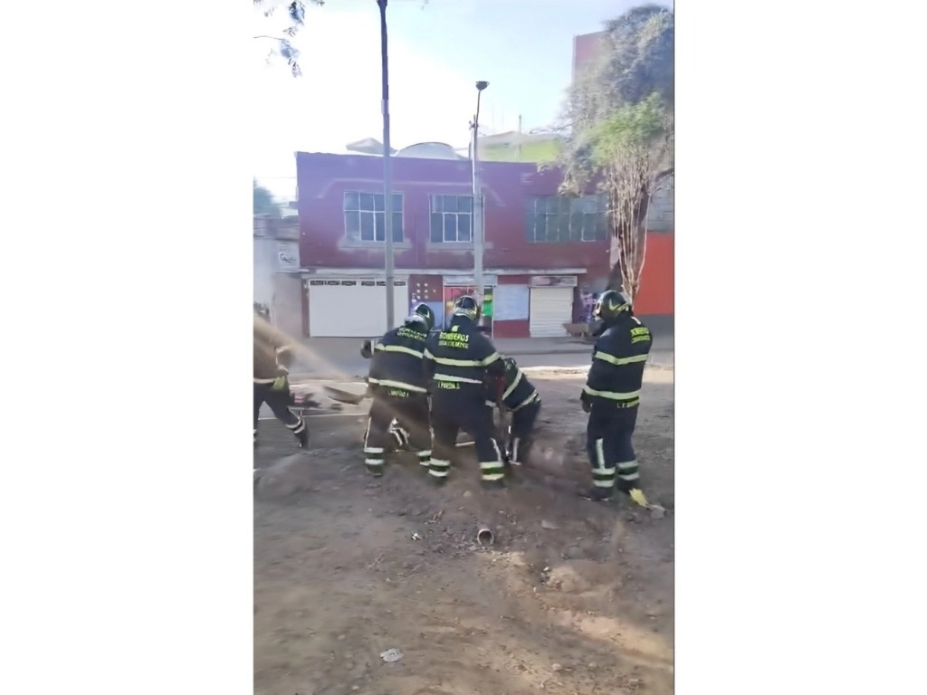 Bomberos de la Ciudad de México realizaron las maniobras para controlar la fuga. Imagen tomada de un video difundido a través de @Bomberos_CDMX