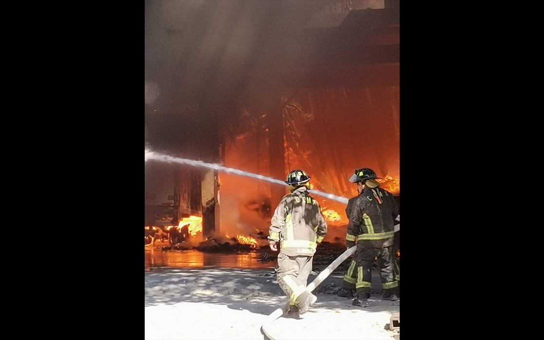 Bomberos capitalinos laboran en el incendio registrado en una fábrica ubicada en la colonia Santa Cruz, de la alcaldía Azcapotzalco. Foto tomada de la cuenta de Twitter @Bomberos_CDMX