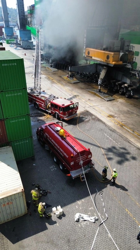La dependencia federal dio a conocer que la grúa de muelle tipo Liebherr comenzó a incendiarse en el tramo 7 de la banda C, operado por la terminal Hutchinson Ports TIMSA. Foto @ASIPONA_Man