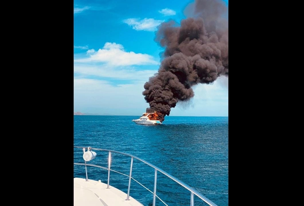 El incendio se registró en el barco de carga “San Guillermo”, propiedad de la empresa Transportación Marítima de California (TMC). Foto La Jornada
