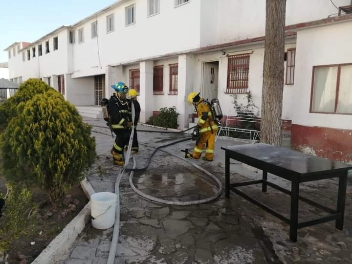 Personal del Cuerpo de Bomberos de Hidalgo sofoca el fuego en el Cereso de Pachuca. Foto  La Jornada