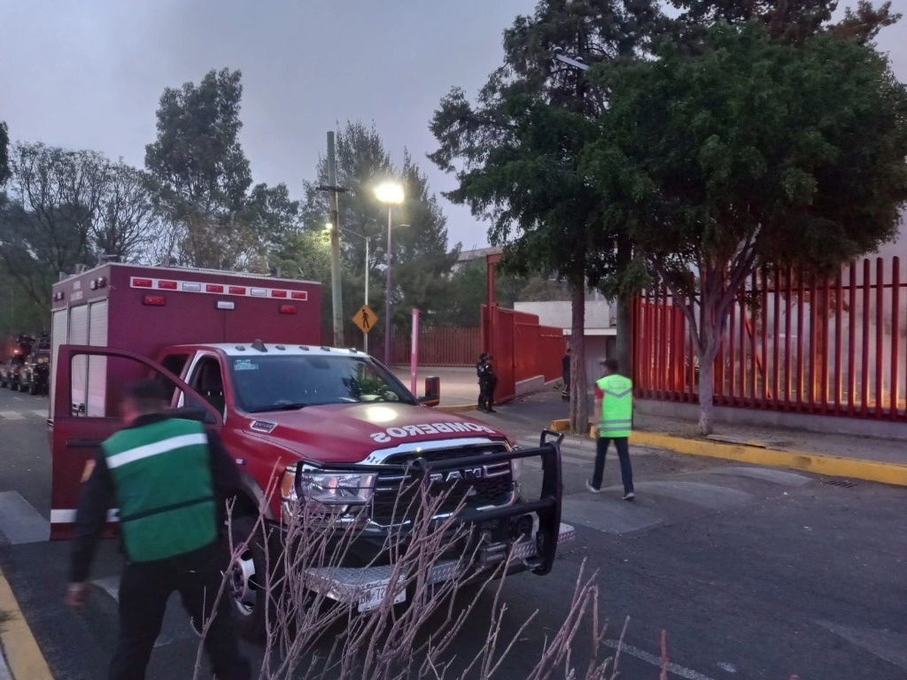 Las autoridades informaron sobre el incendio, sin embargo, los alumnos ya habían salido por completo de las instalaciones educativas. Foto @SGIRPC_CDMX