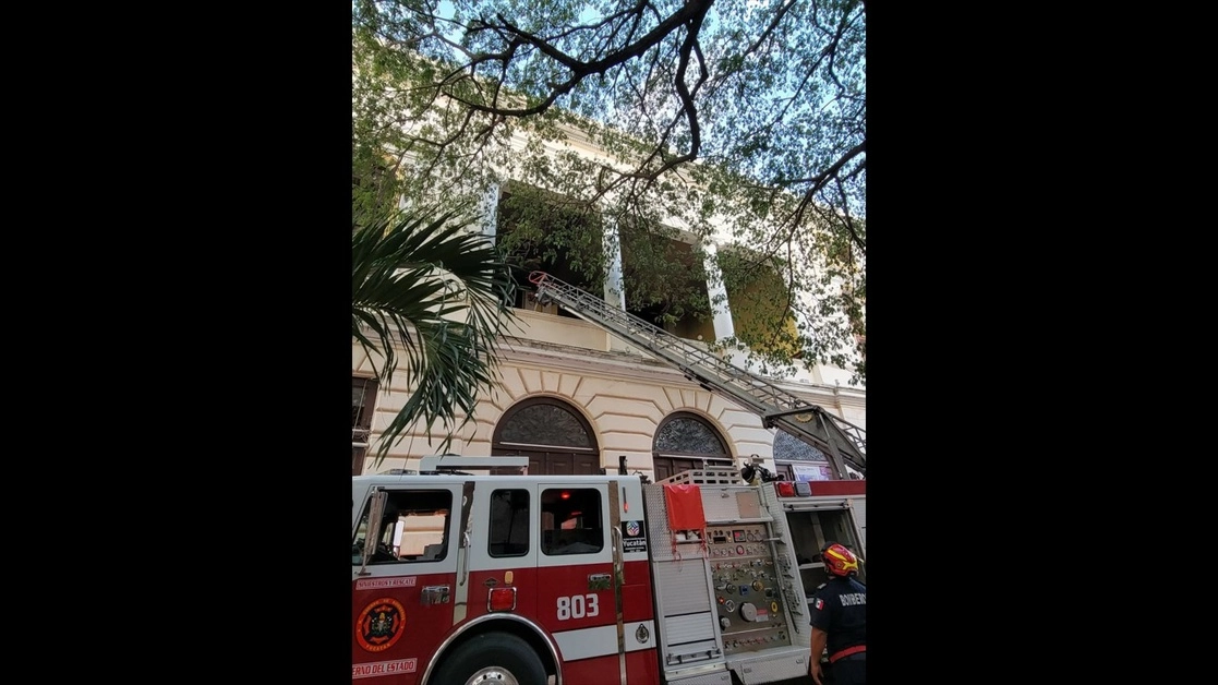 El incendio se registró en la parte superior del recinto, al parecer, por un cortocircuito, sin registros de personas lesionadas. Foto Luis A. Boffil Gómez