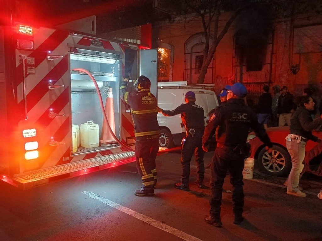 El incendio generó una fuerte movilización policíaca y de los cuerpos de emergencia debido a que se alertaba sobre personas atrapadas. Foto tomada de X @AlessandraRdlv.