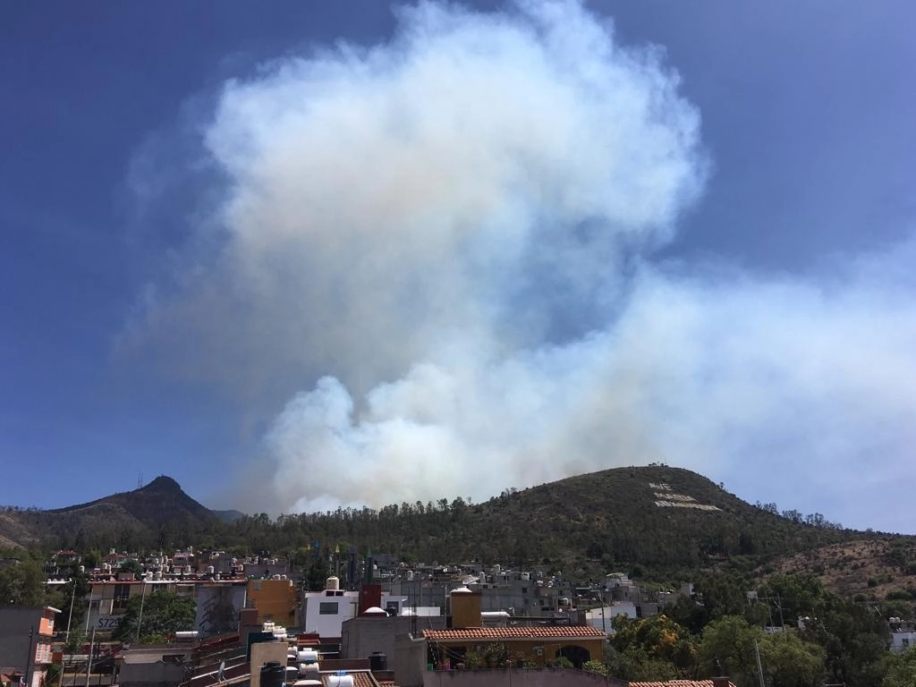 Debido al incendio, una gran columna de humo se levantó y se pudo observar desde varios puntos de los municipios de Ecatepec, Coacalco, Tultitlán y Tlalnepantla. Foto Javier Salinas Cesáreo