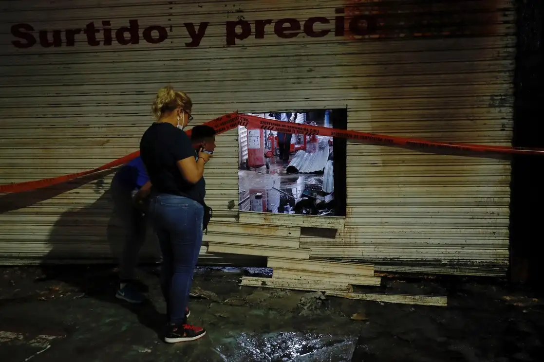 Locatarios acudieron a la Plaza de la Tecnología, para intentar revisar cómo quedó su local, tras el incendio. Foto Cristina Rodríguez/ La Jornada