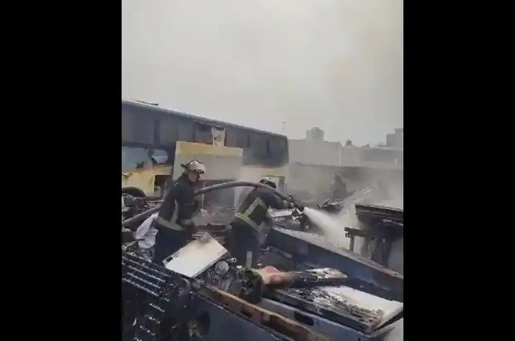 El incendio se registró la tarde de este domingo en un predio ubicado en la avenida Loreto Fabela, colonia San Juan de Aragón, en Gustavo A. Madero. Foto tomada de @JefeVulcanoCova 
