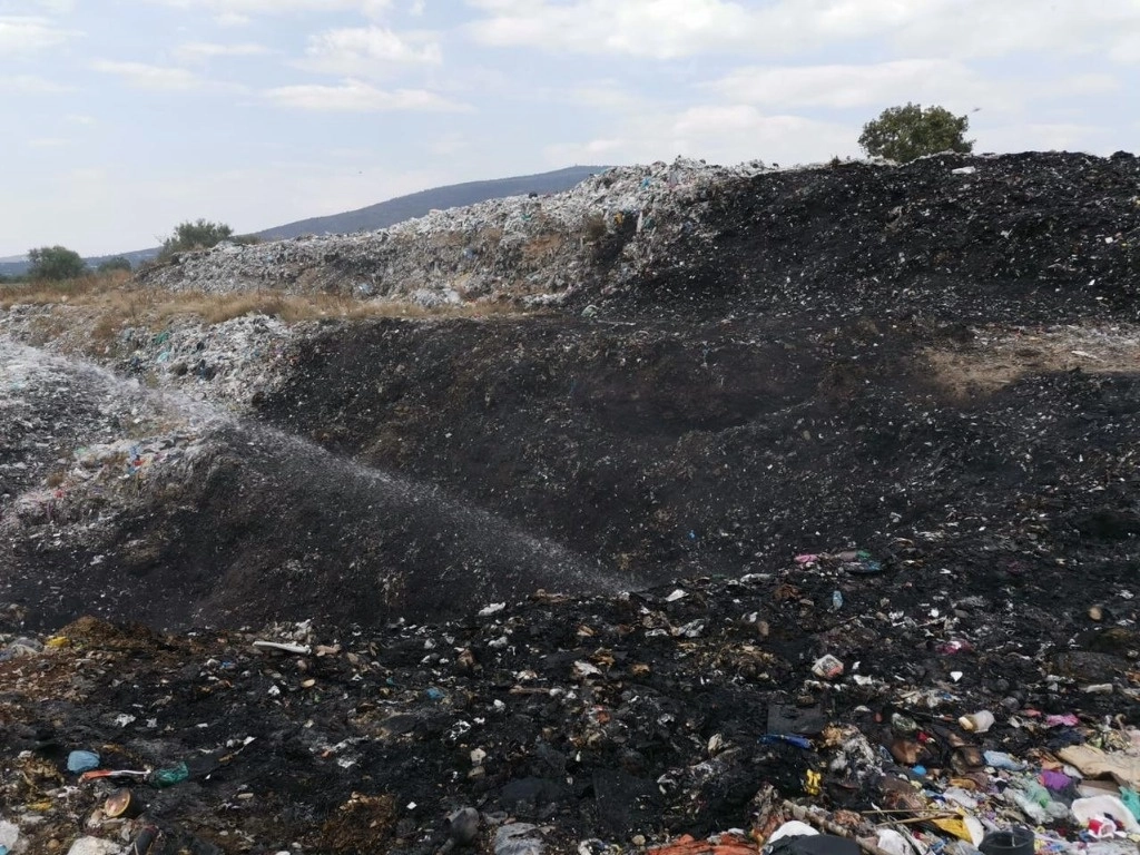 El fuego comenzó la mañana de este jueves 9 de noviembre en el basurero ubicado en la comunidad de San Sebastián Jolalpan a un costado de la autopista México-Pirámides. Foto 'La Jornada'
