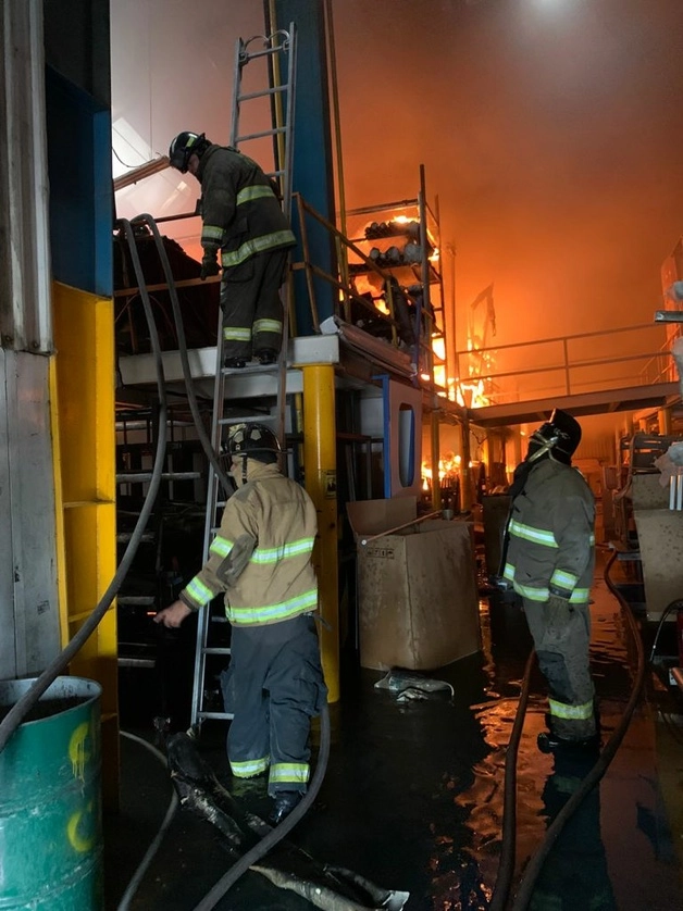 El incendio generó un hongo negro. Foro 'La Jornada'