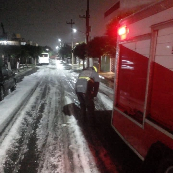 En tanto, vecinos reportan anegaciones en avenida Paseo de la Hacienda esquina avenida Chalma. Fotos redes sociales

