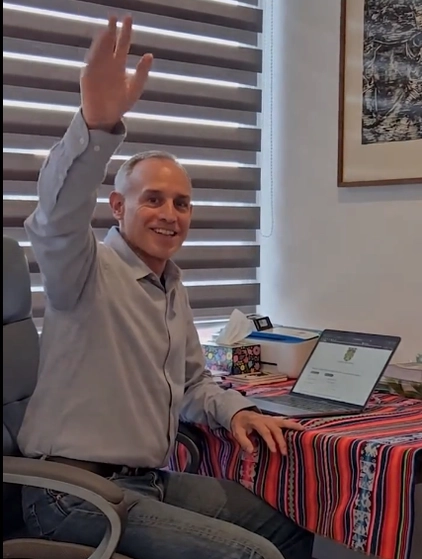 El subsecretario de Salud, Hugo López Gatell tras registrarse en la plataforma de Morena. Imagen tomada del video publicado en sus redes sociales 