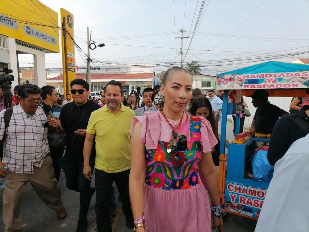 Tras su registro comenzó una caminata para acercarse a los votantes. Foto La Jornada