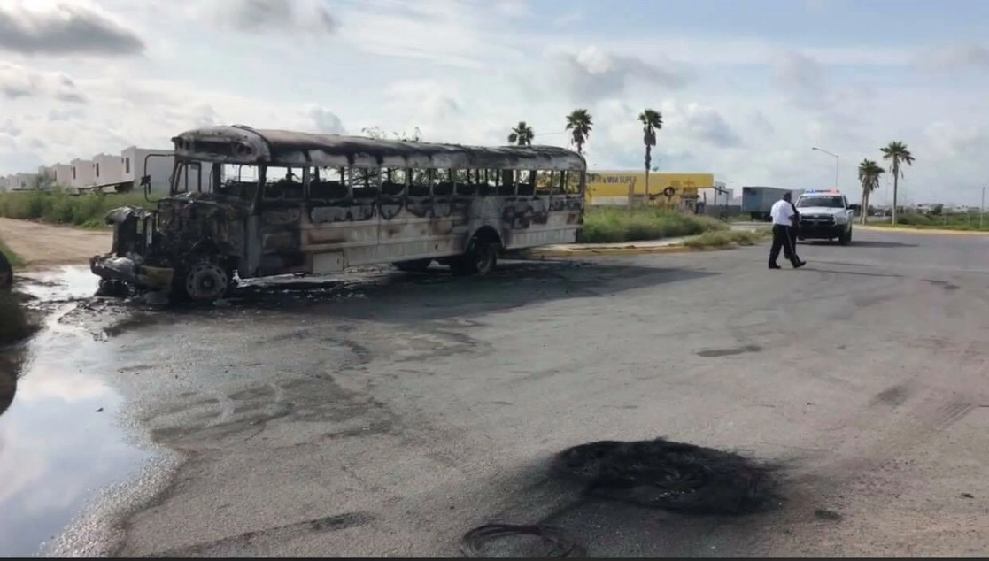 Presuntos criminales robaron e incendiaron unidades del transporte urbano de Reynosa para bloquear el paso de las policías, el 31 de mayo de 2021. Foto La Jornada
