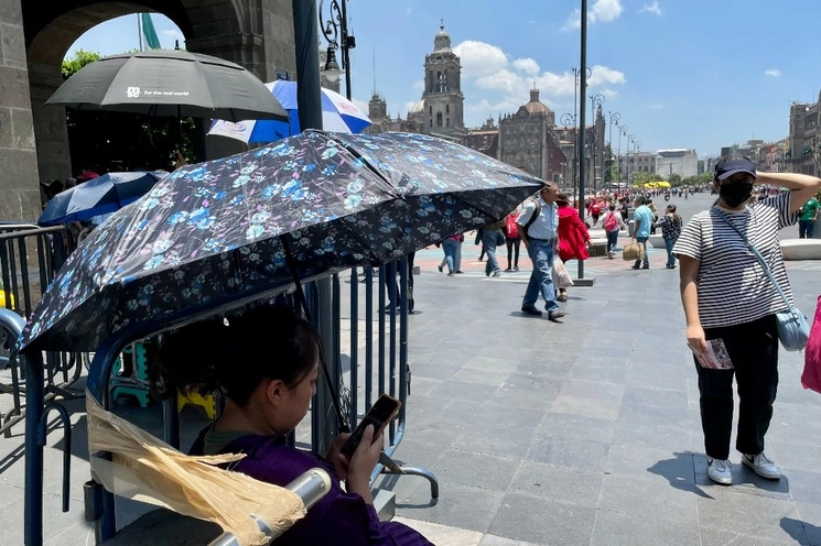 Frente al Zócalo de la Ciudad de México, en un caluroso día. Foto Roberto García Ortiz / Archivo