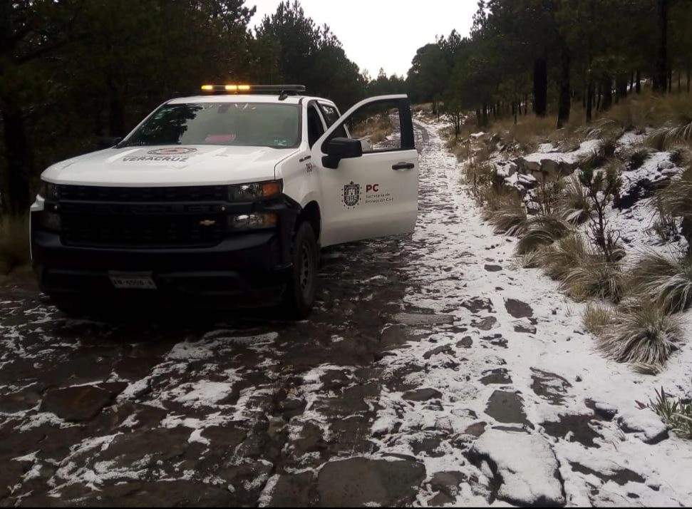 La caía de nieve en el Cofre del Perote, en Veracruz, ocurrió a una altura de tres mil 800 metros sobre el nivel del mar, el 27 de diciembre de 2023. Foto tomada de X @PCEstatalVer