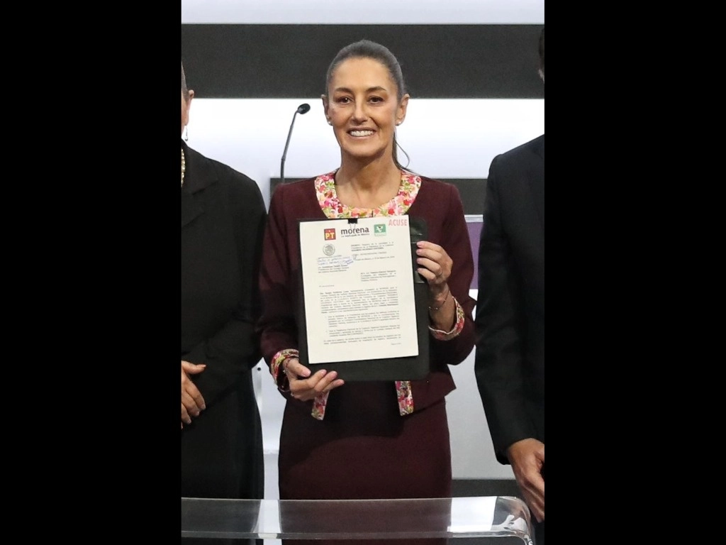 Claudia Sheinbaum muestra su registro como candidata a la Predencia de la República por la coalición "Sigamos haciendo historia" ante el INE, en la Ciudad de México, el 18 de febrero de 2024. Foto Marco Peláez