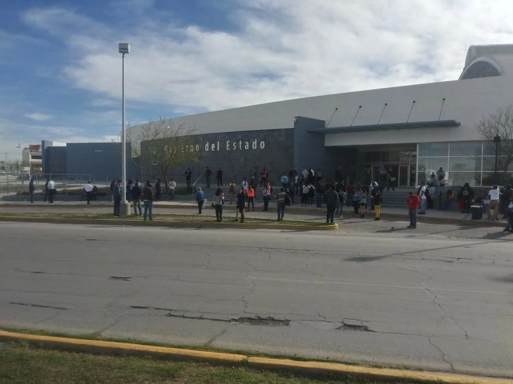Empleados del gobierno de Chihuahua desalojan edificios luego del sismo registrado este jueves en el estado. Foto Jesús Estrada