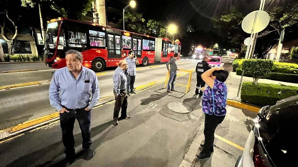 Personas salieron de sus centros de trabajo y hogares pese a que no se activó la Alerta Sísmica en algunos sitios. Foto José Núñez 