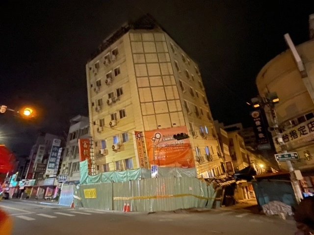 Edificio afectado por el sismo. Foto Afp