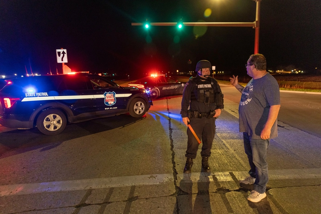 La policía acordonó la zona y alejó a las personas que estaban cerca. Foto Ap