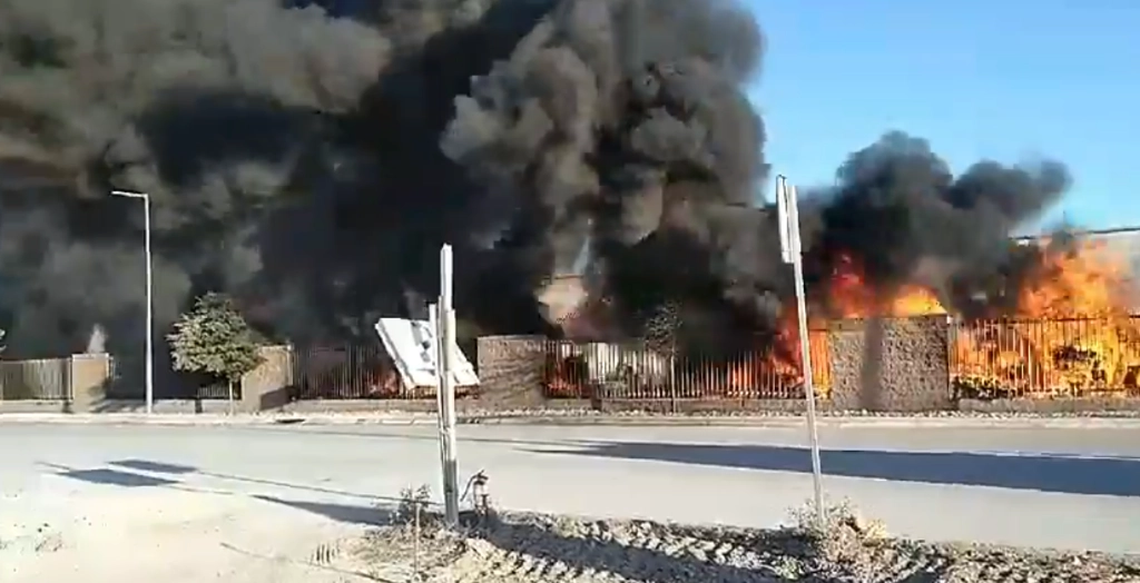 La dependencia estatal señala que las condiciones meteorológicas y los fuertes vientos han complicado las labores de enfriamiento en la zona. Foto @PC_NuevoLeon