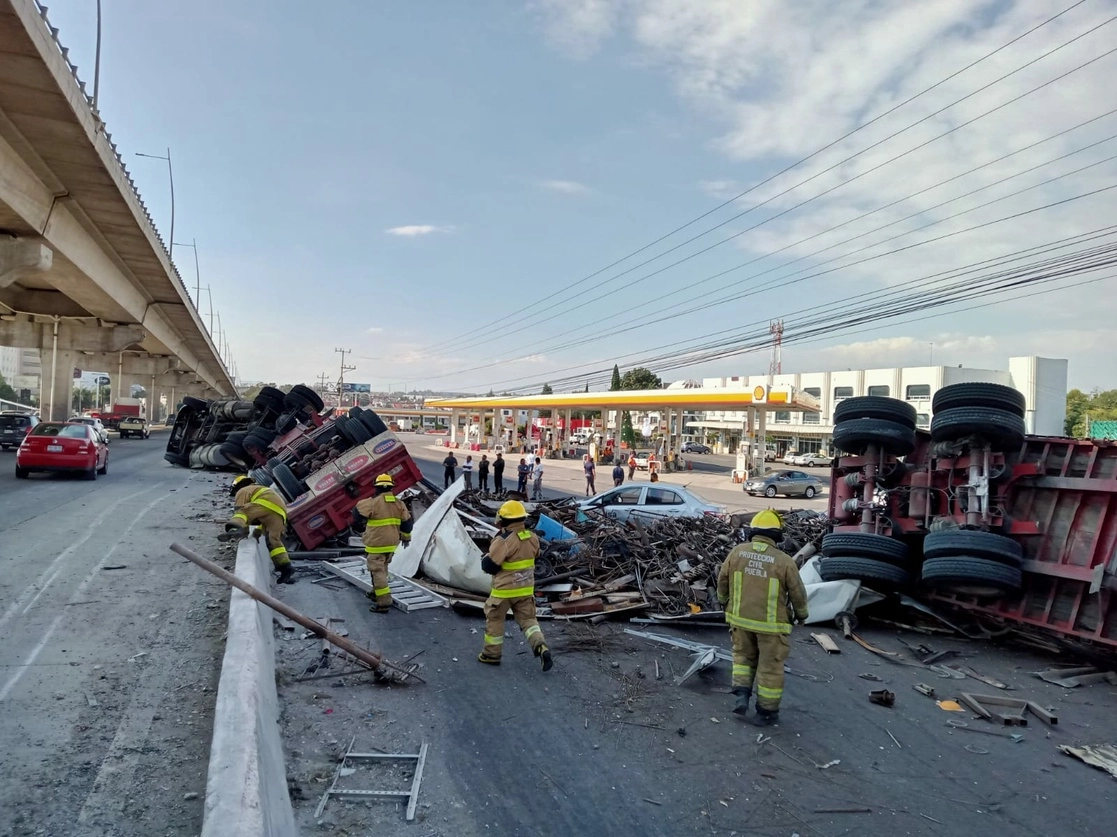 La volcadura del tráiler cargado de fierro viejo se registró en la autopista México-Puebla, a la altura de la colonia La María, con dirección a la Ciudad de México. Foto tomada de la cuenta de Twitter @PCPueblaCapital
