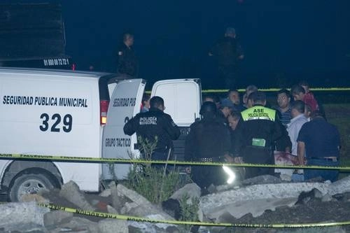 Policías del Estado de México en una escena donde se encontraron 11 personas muertas. Foto Víctor Camacho/ Archivo