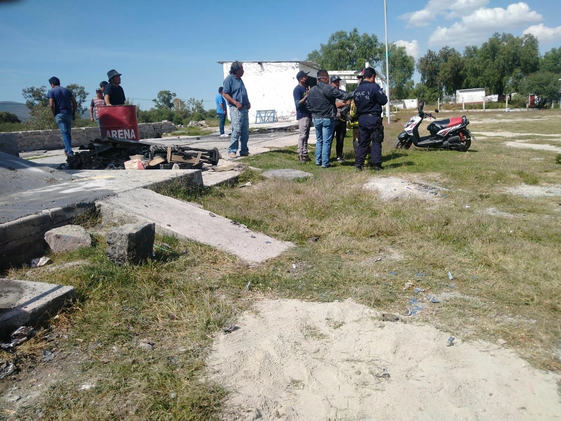 Funcionarios del municipio en el lugar de los hechos. Foto 'La Jornada'