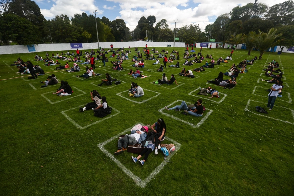 Personas en un concierto, que se realizó como parte de la reactivación del sector del entretenimiento, en el Parque de los Novios, en Bogotá. Foto Xinhua