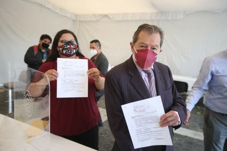 El diputado Porfirio Muñoz Ledo (c) durante el registró de su postulación como candidato a la dirigencia de Morena. Foto tomada de la cuenta de Twitter @INEMexico