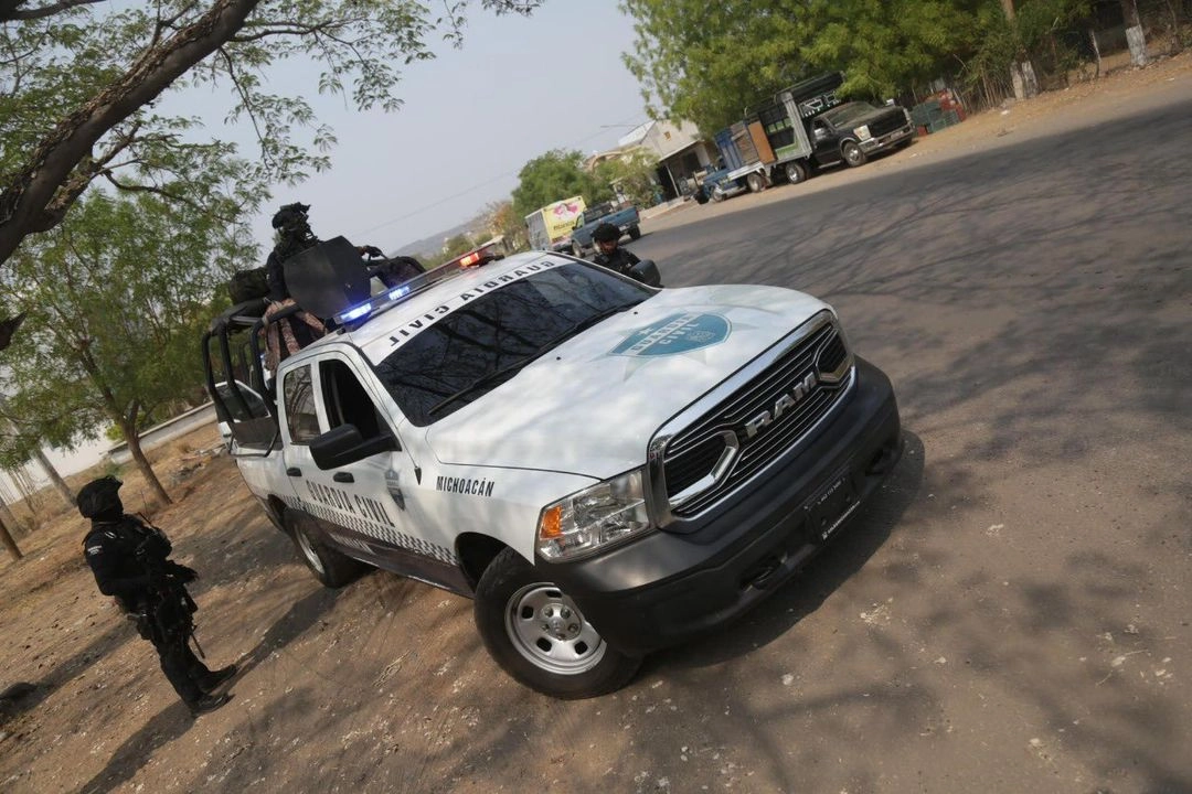 Hubo presencia de patrullas militares y de la policía estatal, incluso se observó a un helicóptero militar que sobrevoló toda esa zona cercana a Apatzingán y Buenavista Tomatlán.