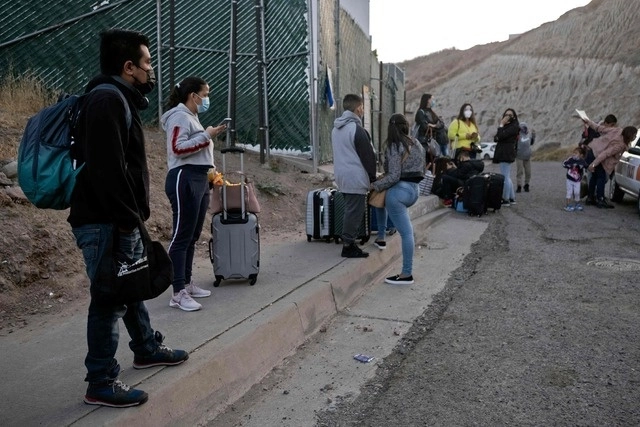 Migrantes en Tijuana, Baja California, previo a su petición de asilo en Estados Unidos. Foto Ap / Archivo
