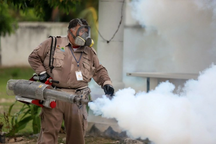 Jornada de fumigación contra el mosquito del dengue, en Cancún, Quintana Roo. Foto Cuartoscuro/Archivo