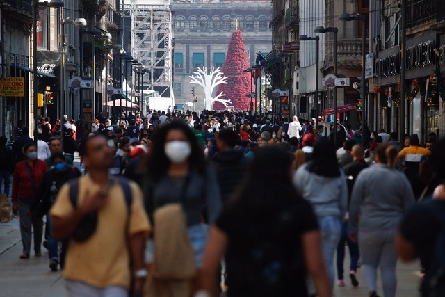 Personas caminan por la calle de Francisco I. Madero en el Centro Histórico de la CDMX. Foto Cristina Rodríguez