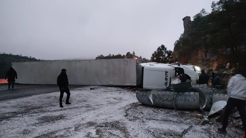 Debido a que tres vehículos se accidentaron, as autoridades determinaron cerrar hasta el mediodía las carreteras serranas, entre ellas la libre Durango-Mazatlán, pues las vialidades se encontraban congeladas. Foto Cortesía PC Durango
