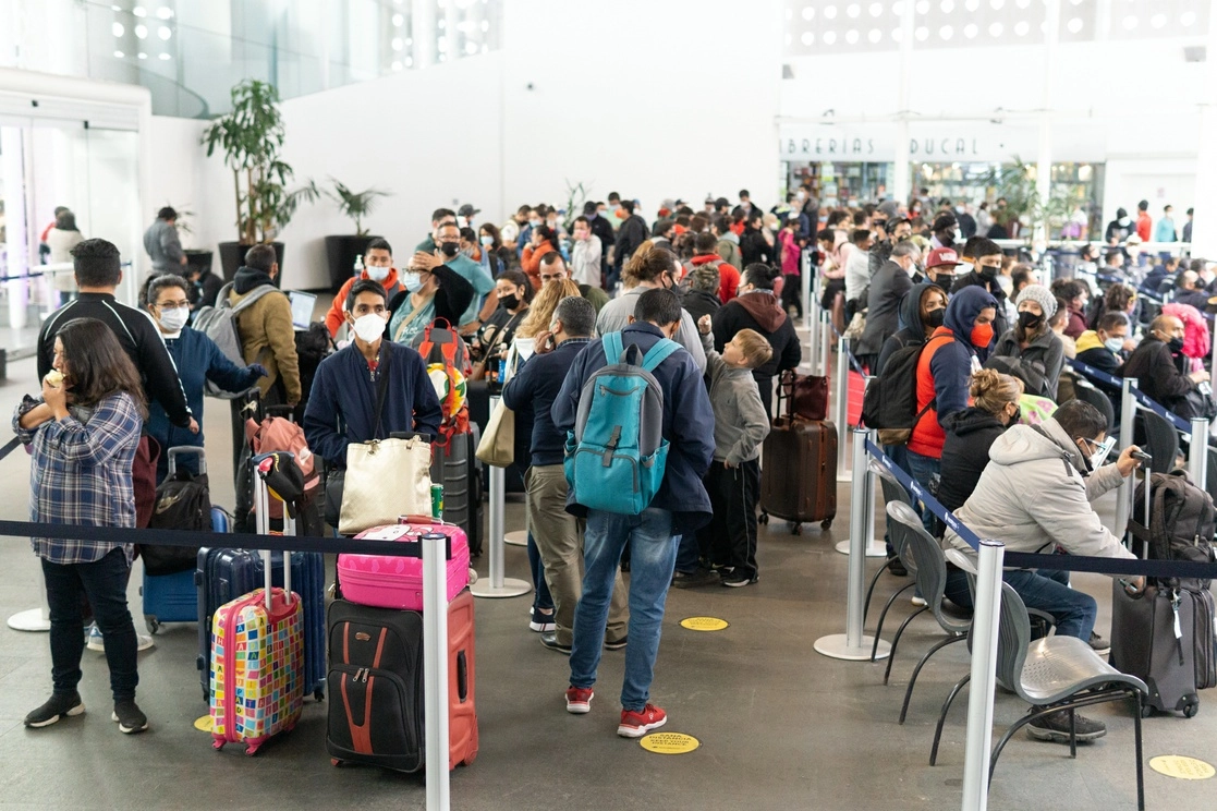 Personas aguardan abordar un avión el Terminal 2 del AICM. Foto Pablo Ramos / Archivo