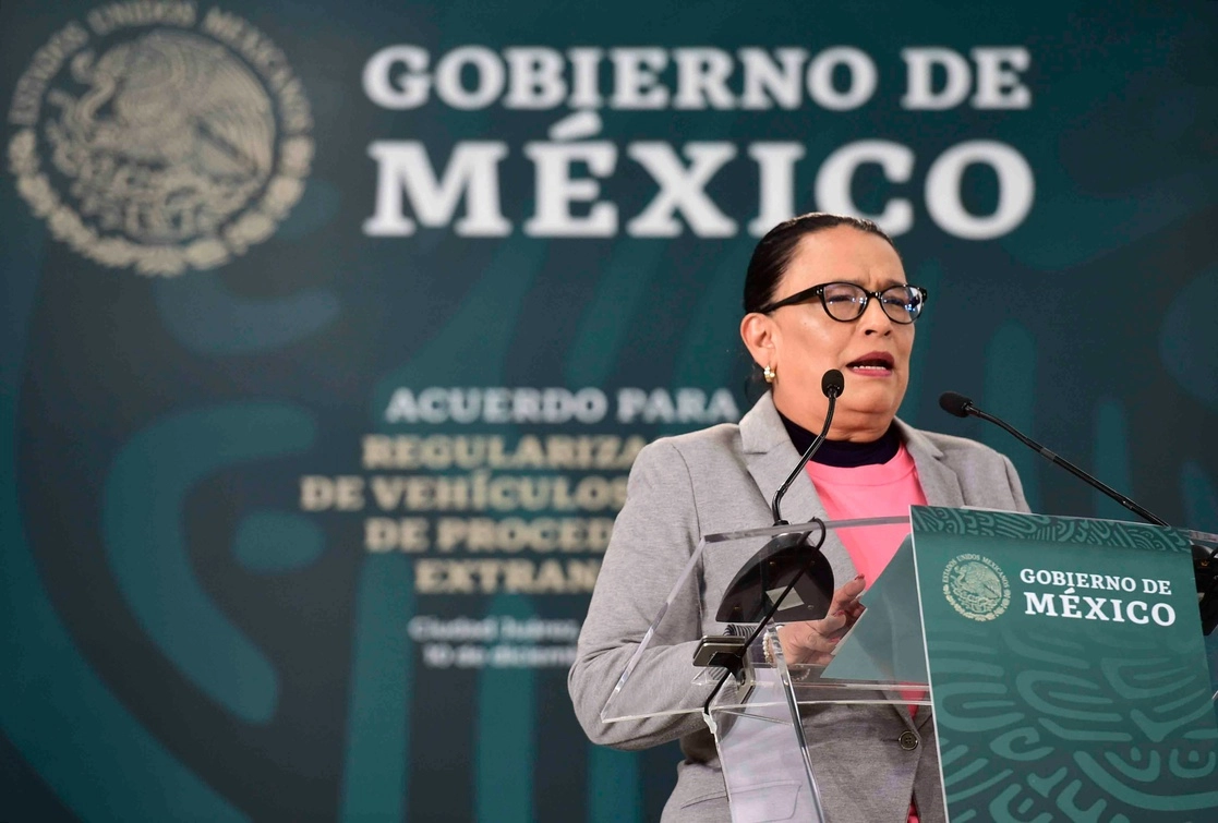 La titular de la SSPC, Rosa Icela Rodríguez durante la presentación del Acuerdo para regularizar vehículos usados de procedencia extranjera. Foto Presidencia


