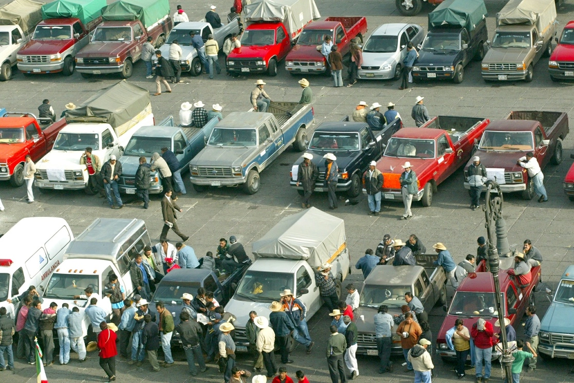Los vehículos ilegales muchas veces son utilizados para delinquir en el país, señaló el presidente López Obrador. En la imagen de 2005, agricultores demandan esquema de regularización. Foto María Luisa Severiano