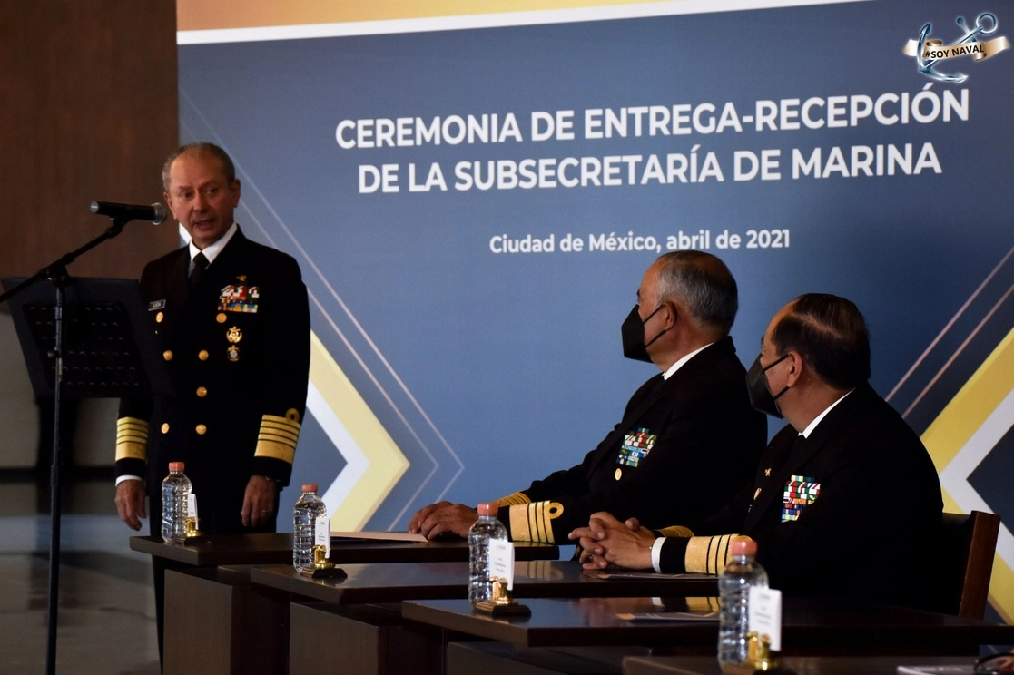 El titular de la Semar, al micrófono, en la ceremonia de la rotación permanente del personal naval. Imagen tomada de @SEMAR_mx
