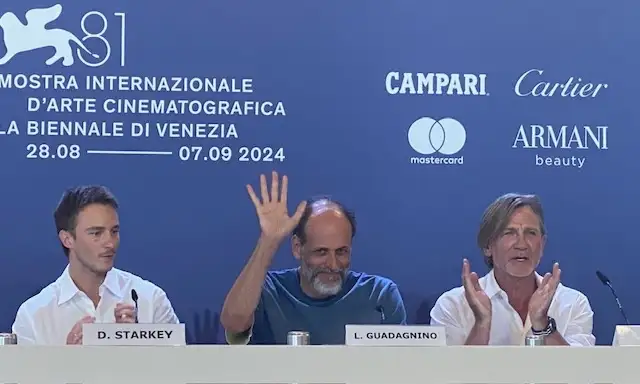 El cineasta italiano Luca Guadagnino flanqueado por Daniel Craig a la derecha y Drew Starkey en Conferencia de prensa, en Venecia, el 3 de septiembre de 2024. Foto Alia Lira Hartmann. 
