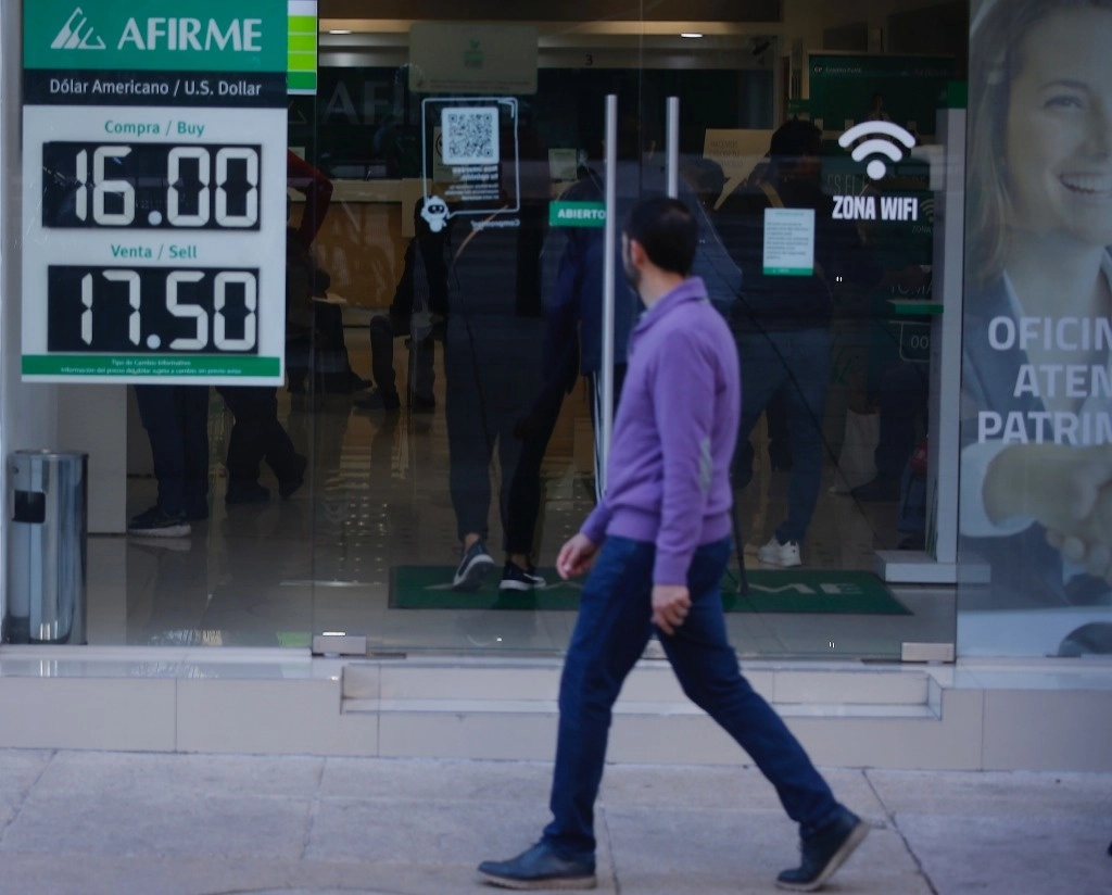 La moneda mexicana tuvo un breve retroceso ante el dólar y cerró en los 16.82 pesos. Foto María Luisa Severiano 