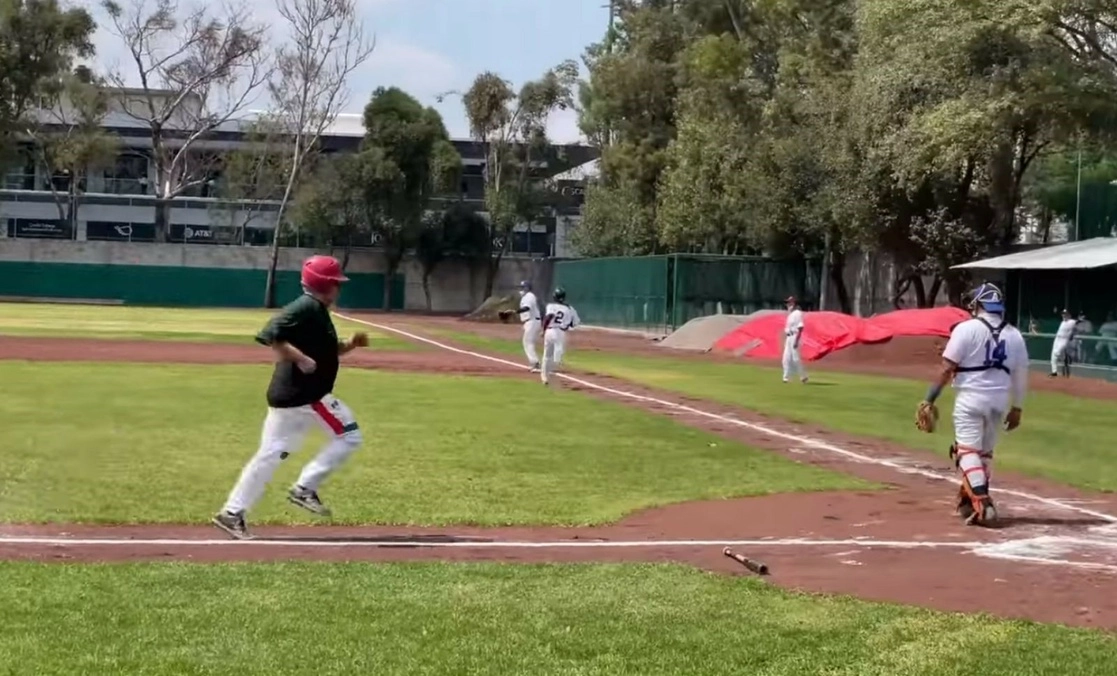 El presidente López Obrador durante la práctica de beisbol de ayer. Imagen tomada de un video difundido a través del Twitter de @lopezobrador_