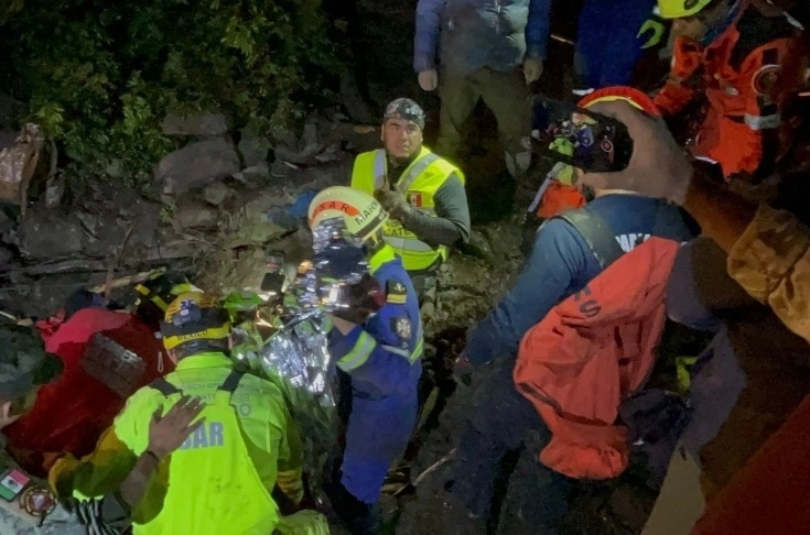Vecinos refieren que inicialmente se escuchó un fuerte estruendo, y luego sobrevino la avalancha de toneladas de materiales del cerro de San Luis Ayucan de Jilotzingo. Foto Sedena