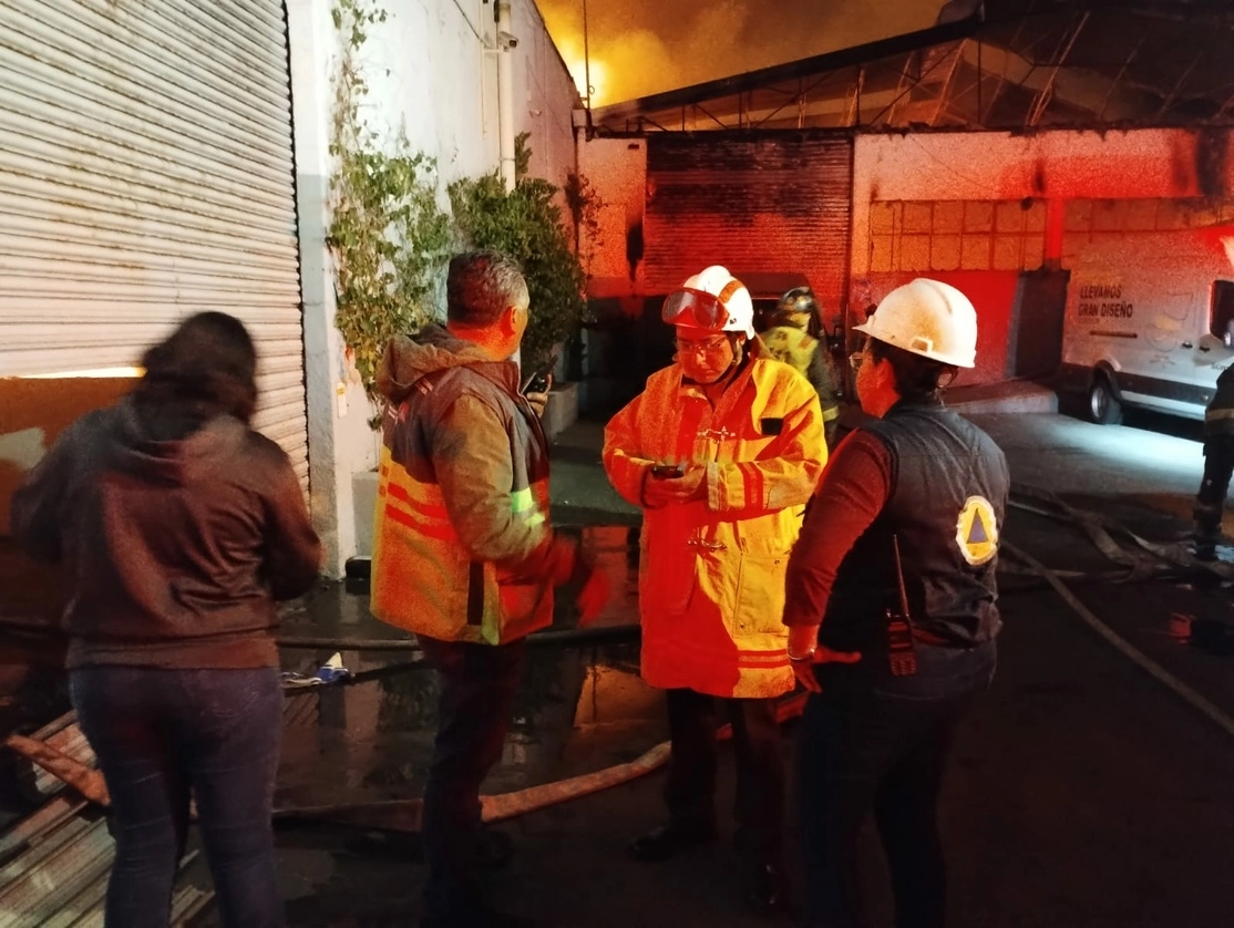 Policías de la Secretaría de Seguridad Ciudadana acordaron la zona y continúan los trabajos de los vulcanos para controlar las llamas. Foto @SGIRPC_CDMX
