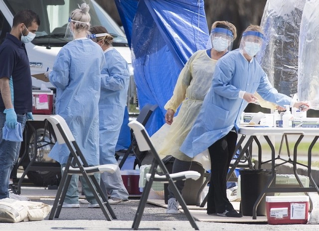 Personal médico realiza pruebas de Covid-19 en el vecindario Saint-Michel en Montreal, Canadá. Foto Ap