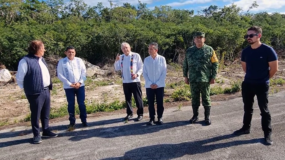 El presidente Andrés Manuel López Obrador emitió un video desde la antigua pista aérea de la Secretaría de Marina, en Tulum, Quintana Roo. Imagen tomada de Youtube