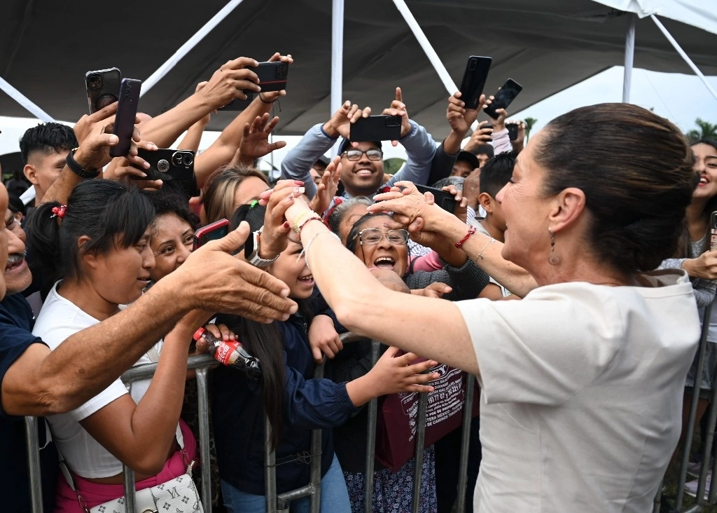 La presidenta Claudia Sheinbaum Pardo concluyó su gira por Veracruz y aseguró: “seguimos rescatando a Pemex con sus trabajadores y trabajadoras”. Foto Presidencia