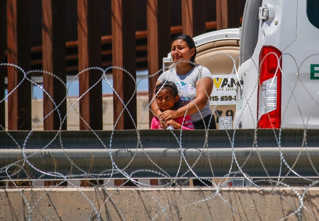 El gobierno de Greg Abbott mantuvo ayer la barrera, un día después de que la Suprema Corte de EU votó en favor de permitir que agentes federales de la Patrulla Fronteriza corten y retiren la cerca en las orillas del río Bravo. La imagen es desde el lado mexicano, en Ciudad Juárez, Chihuahua. Foto Cuartoscuro